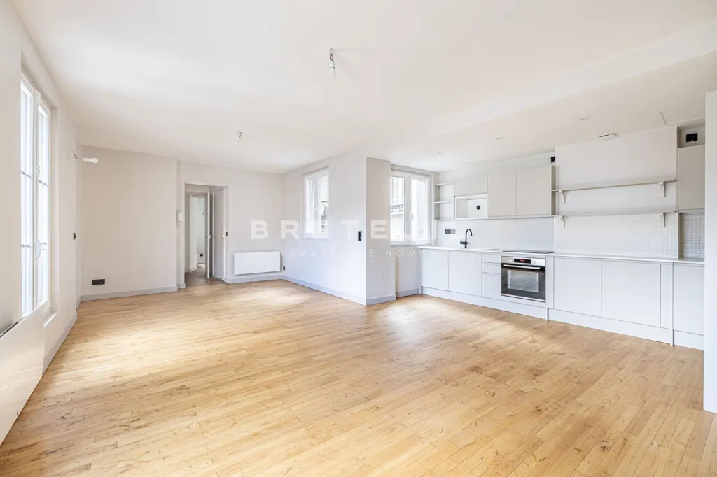 Séjour - Appartement 4 Pièces dans un Immeuble Ancien à Paris 7ème