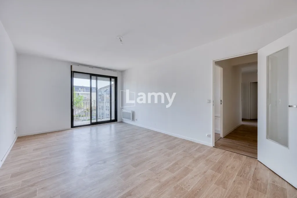 Rooms - Bright 3-Bed Flat with Balcony in Bordeaux