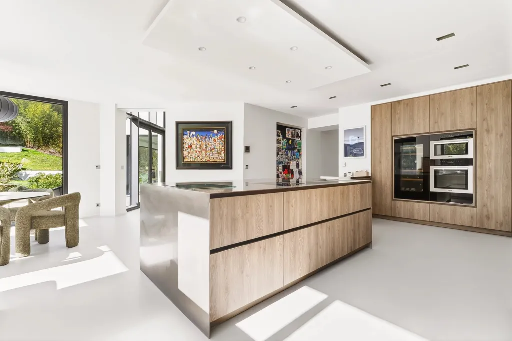 Cuisine - Propriété Architecturale avec Piscine à Garches