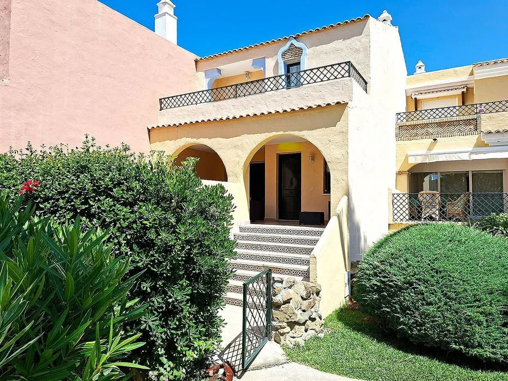 Aed - Terraced Apartment with Pool in Central Location