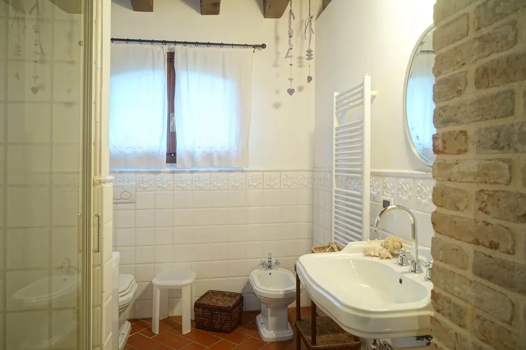 Bathrooms - Agriturismo with Water Access in Caorle, Veneto
