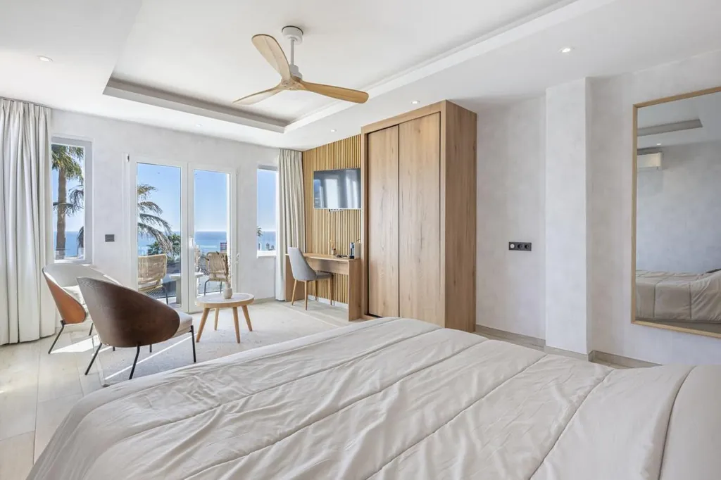 Chambres - Refurbished Villa with Sea Views in La Duquesa