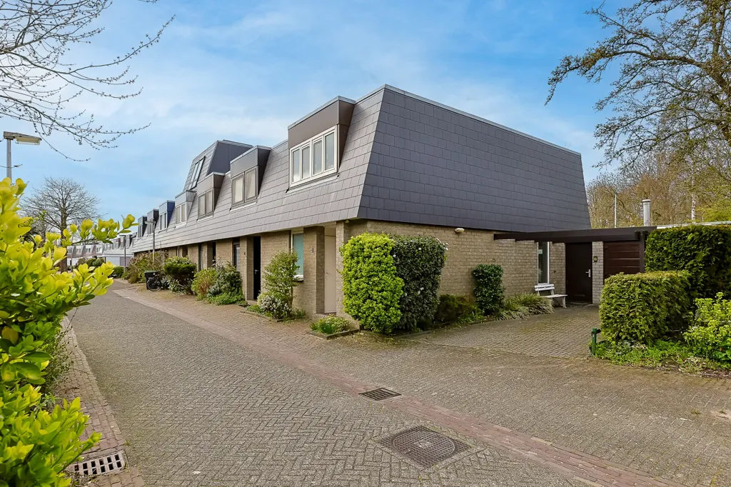 Välivaade - Playfully Designed Corner Home with Patio in Leiderdorp