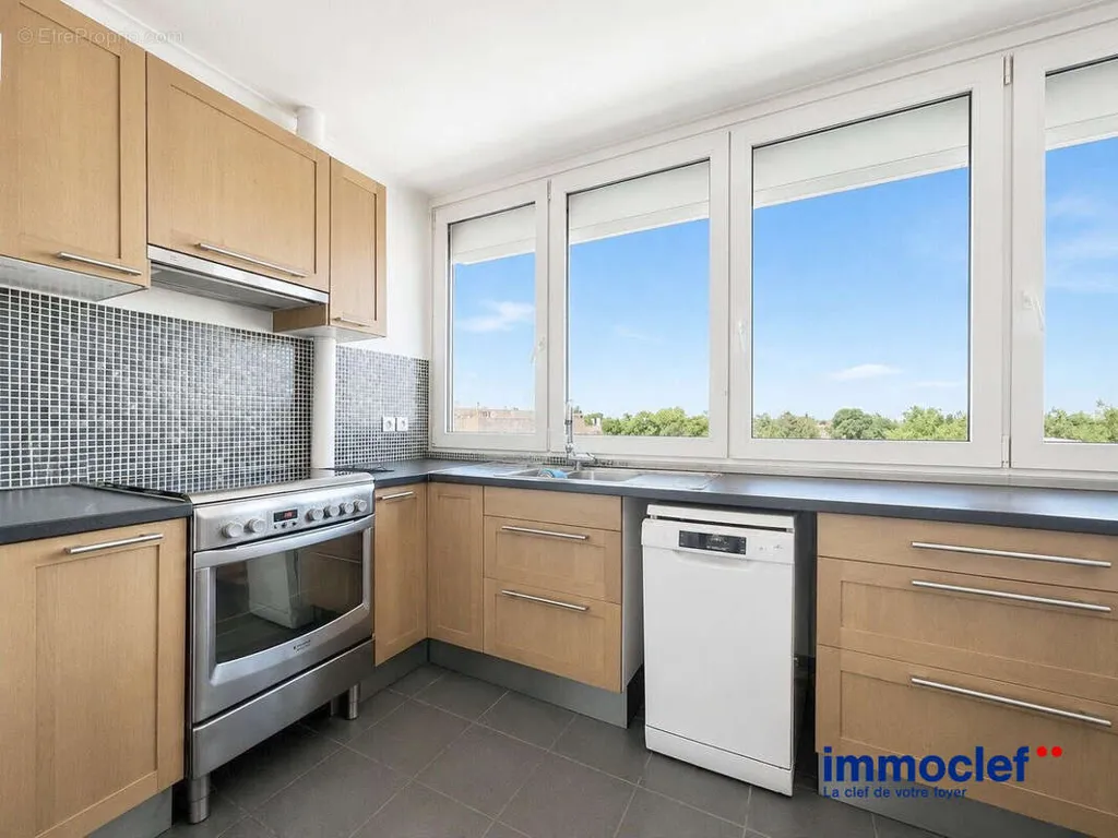 Köök - Bright Apartment with Parking in La Madeleine