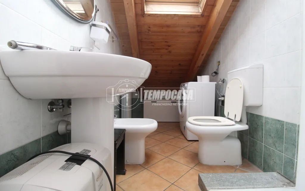 Bagni - Rear-Facing Mansard Flat with Balcony in Turin