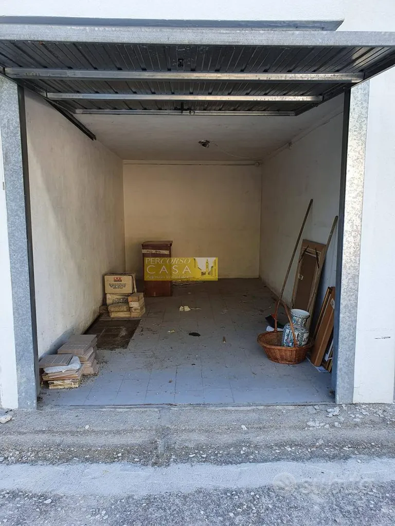 Garage - Garage with Access in Tortoreto Lido