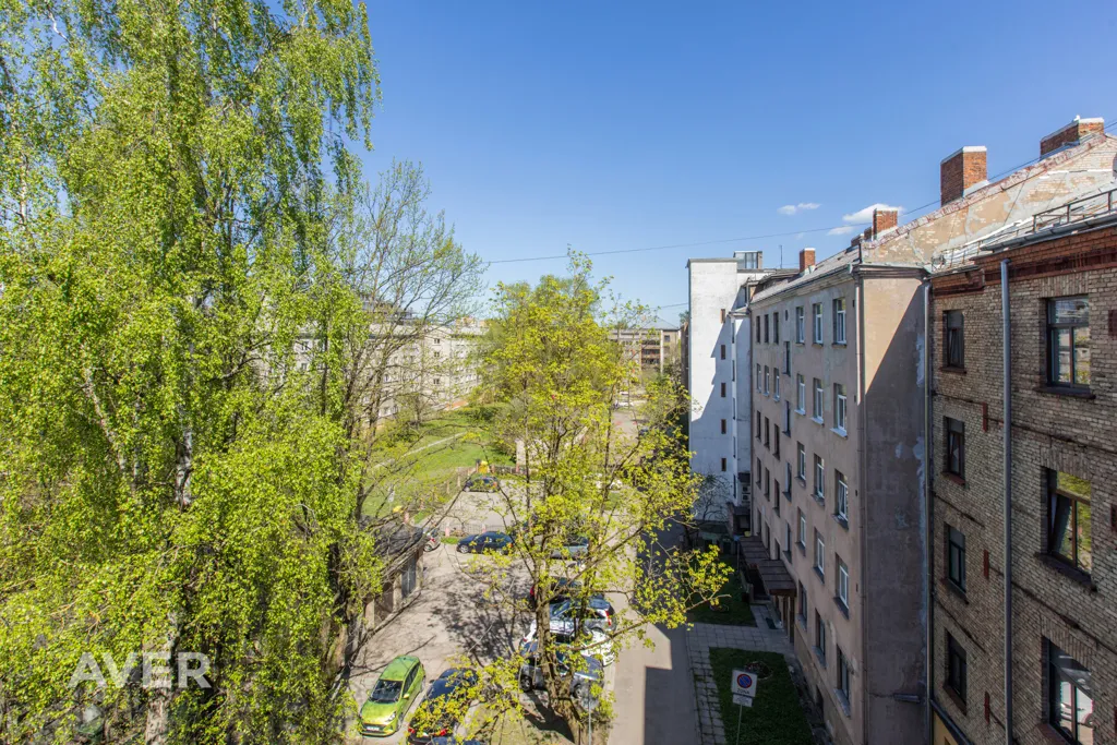Balcon - 3-Bedroom Flat with Central Location in Riga