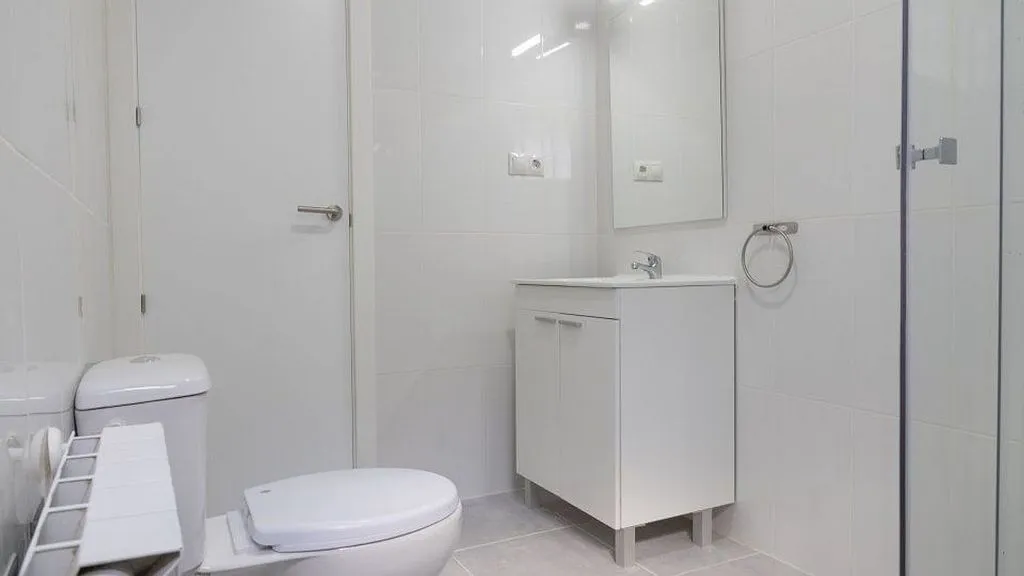 Bathrooms - Furnished Flat with Heating in Entrevías
