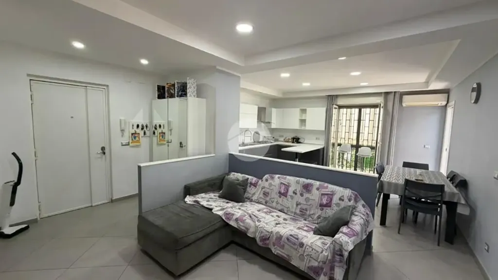 Elutuba - Three-Bedroom Apartment with Balcony in Naples