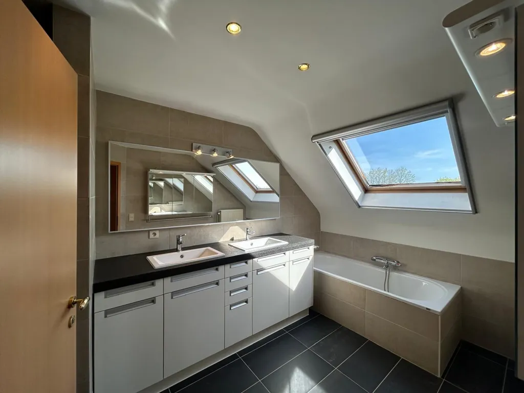 Bathrooms - Spacious House with Garden in Oud-Heverlee