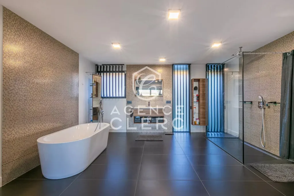 Salles de bain - Villa Contemporaine avec Vue Lac à Pringy