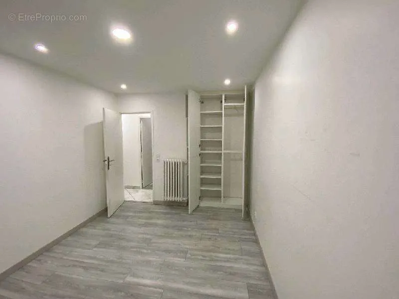 Toad - Stone Building Flat with Park View in Clichy-Sous-Bois