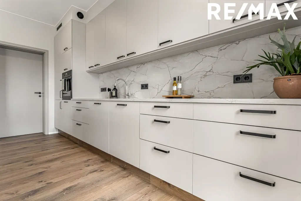 Cuisine - 5-Bed Apartment with Balcony in Álftanes