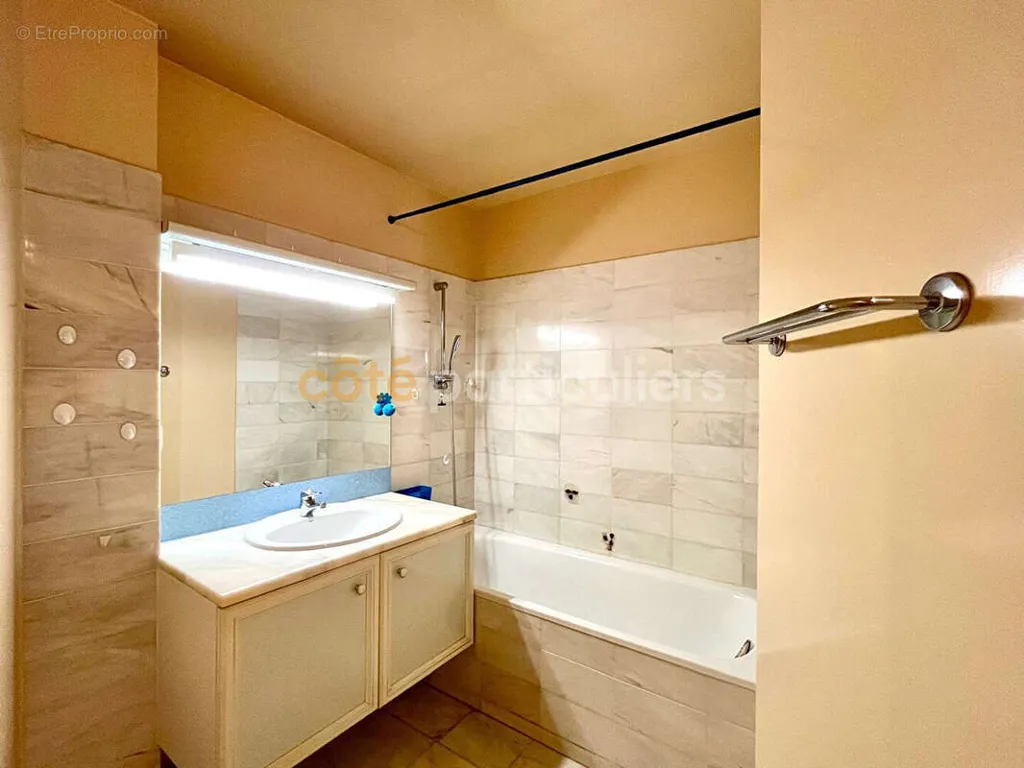 Bathrooms - Bright Apartment with Balcony in Royan Centre