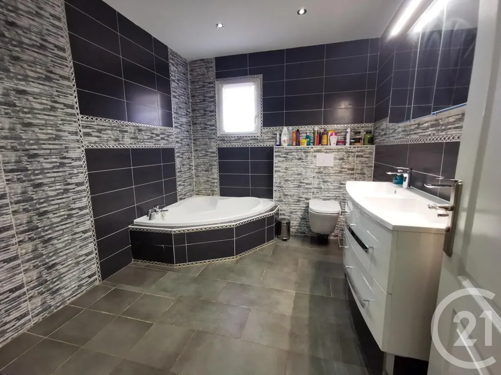 Salles de bain - Maison Rénovée avec Piscine à Grenade