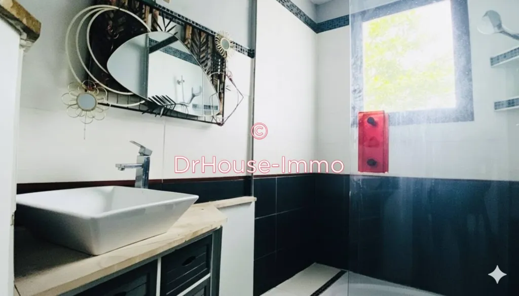 Vannitoad - 7-Piece House with Studio Near Amilly