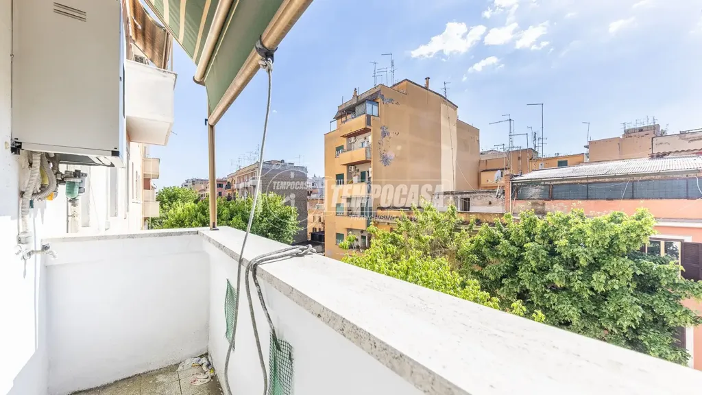 Rõdu - Ristrutturated Flat with Balcony in Rome
