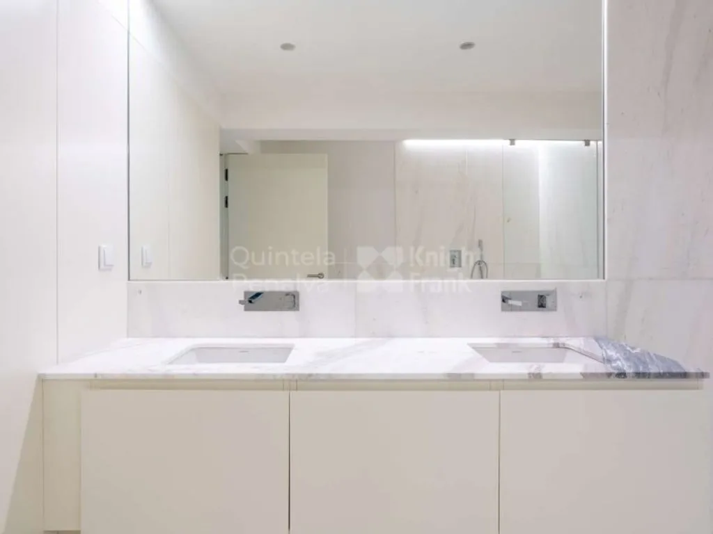 Bathrooms - Luxury Flat with Balcony in Avenidas Novas