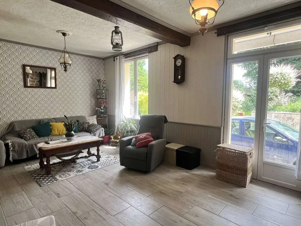 Séjour - Maison de Plain-Pied avec Dépendance dans un Cadre Naturel