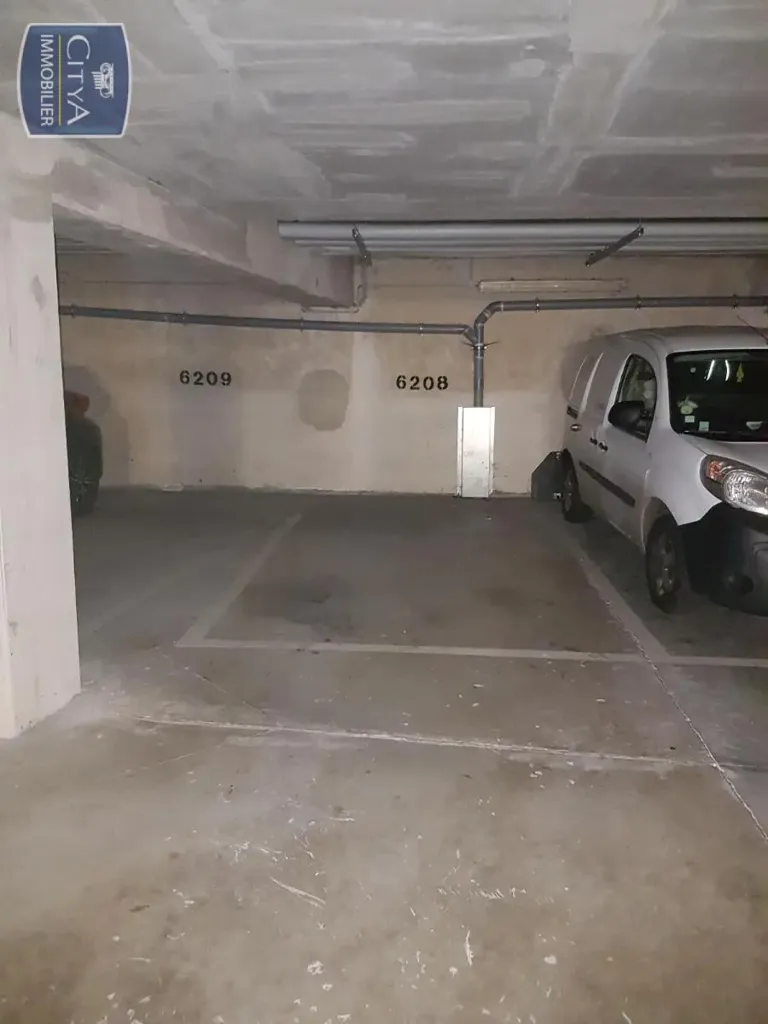 Garaaž - Parking Space in City Centre, Évry