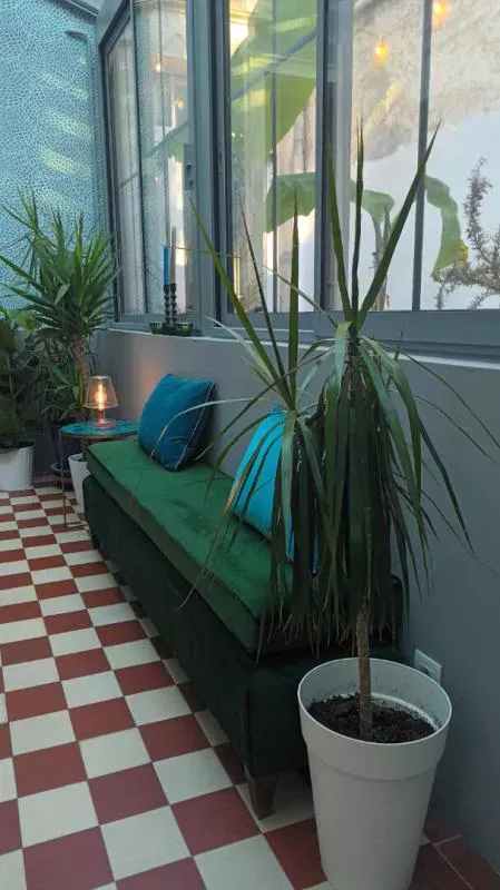 Aed - Charming Stone House with Garden in Pauillac