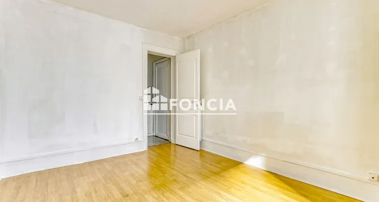 Toad - 2-Bedroom Parisian Flat with Courtyard View