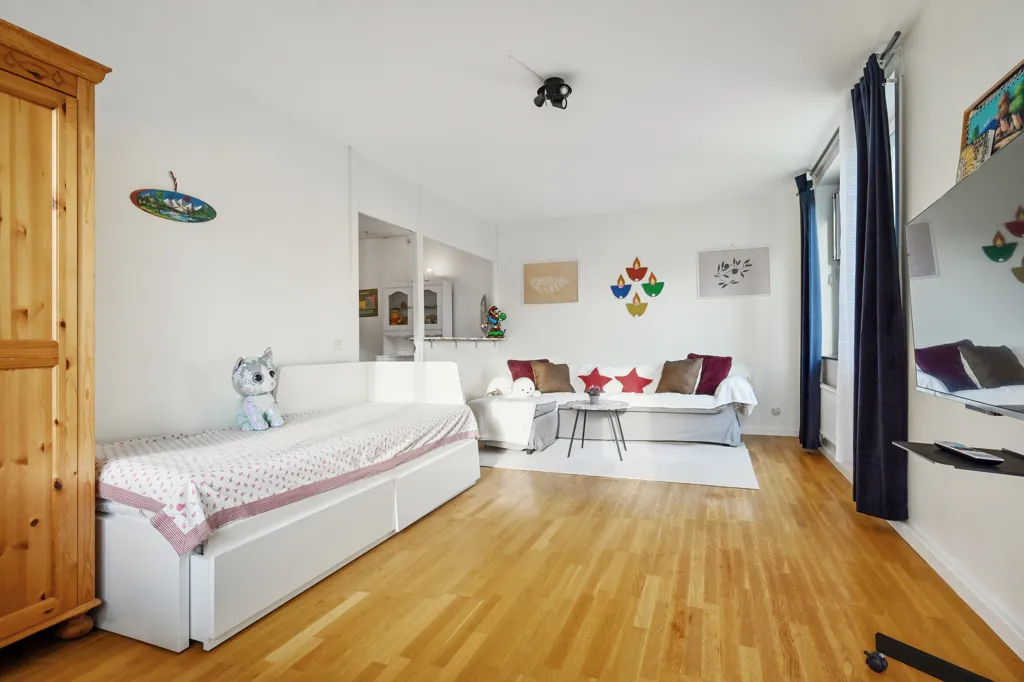 Magamistoad - Apartment with West-Facing Balcony in Central Location