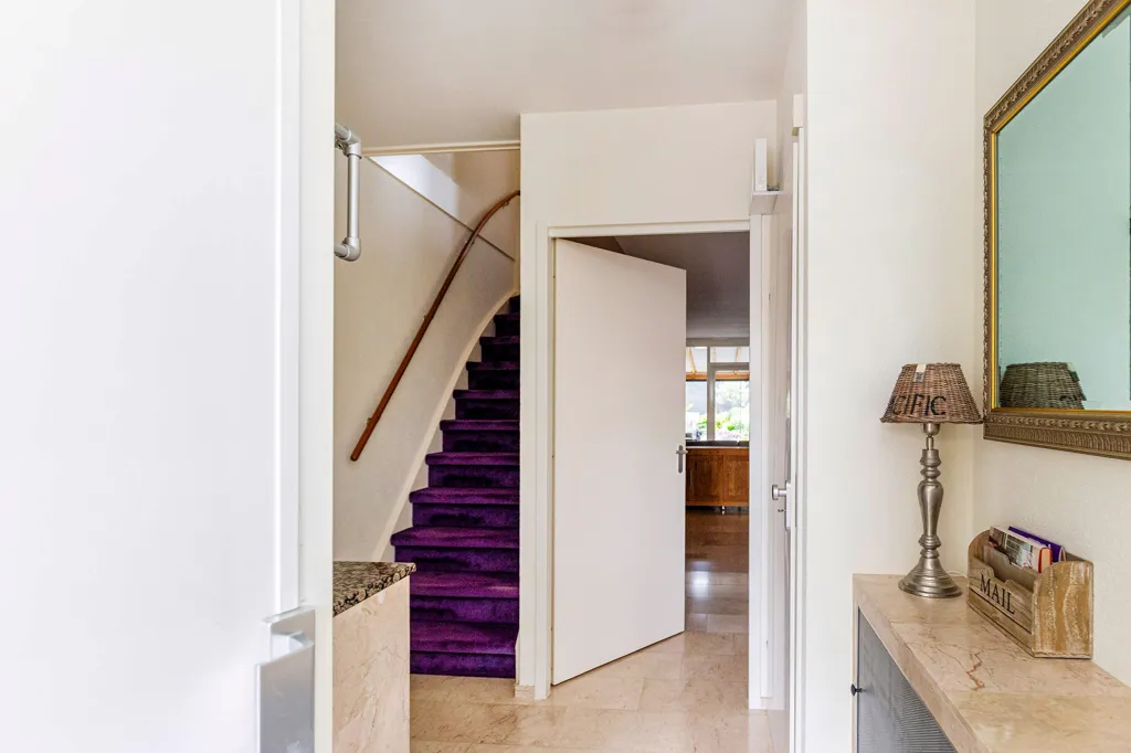 Esik - Estate-Style House with Balcony in De Strijp