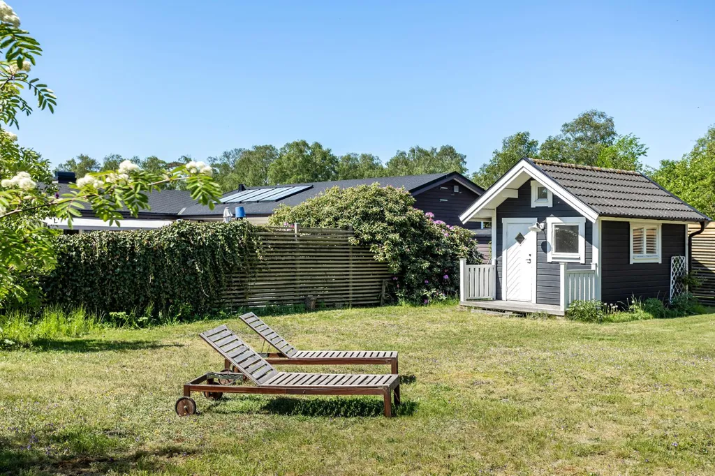 Aed - Villa with South-West Terrace in Vilshärad