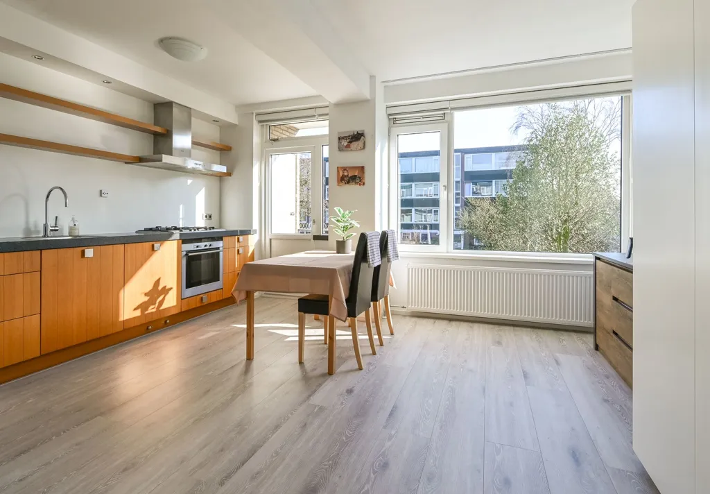 Köök - 6-toaline korter asukohas Santpoort-Noord