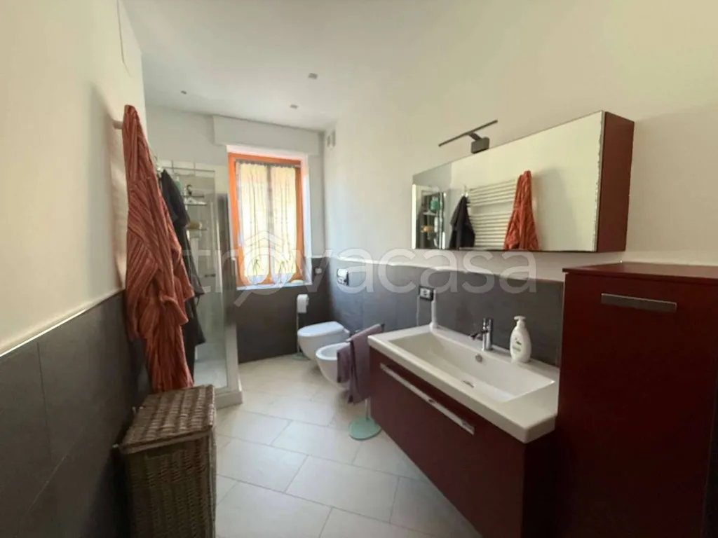 Bagni - Rear Corner Flat with Balcony in Cuneo