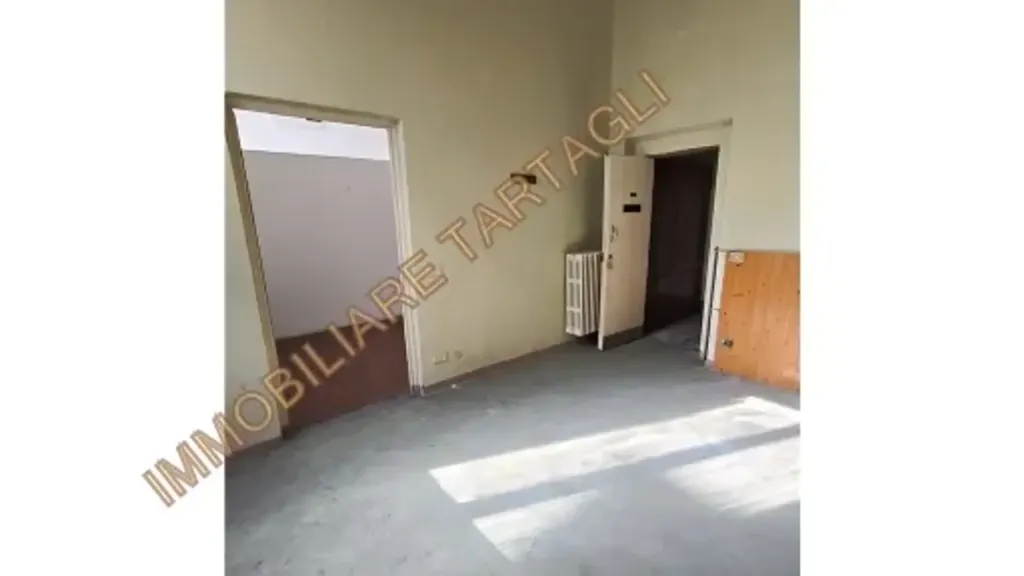 Stanze - Apartment with Dual Entrances in Florence