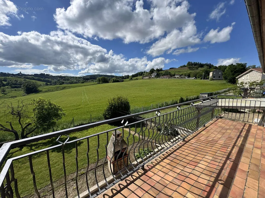 Rõdu - Charming House with Balcony in Cours-La-Ville