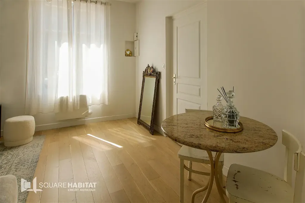 Séjour - Appartement Rénové avec Hauteurs sous Plafond à Les Sables-d'Olonne