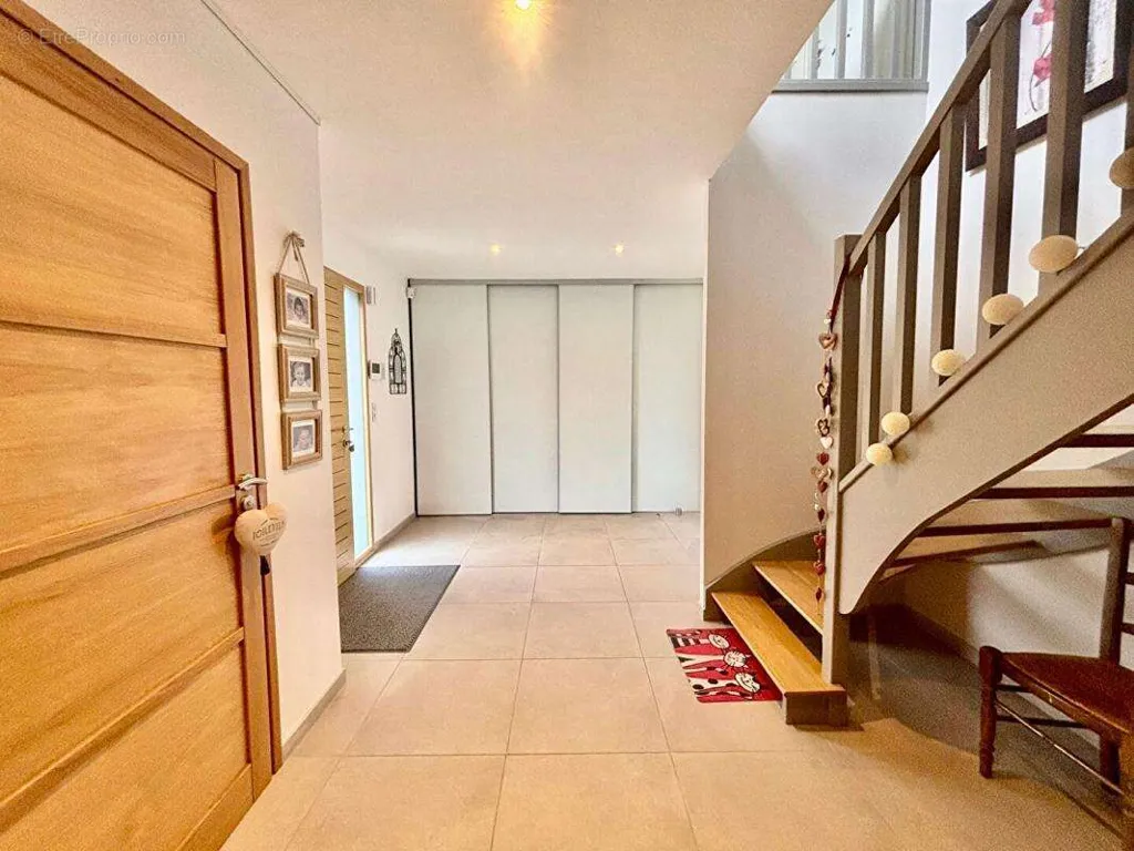 Esik - Architectural Wooden Frame House in Condette