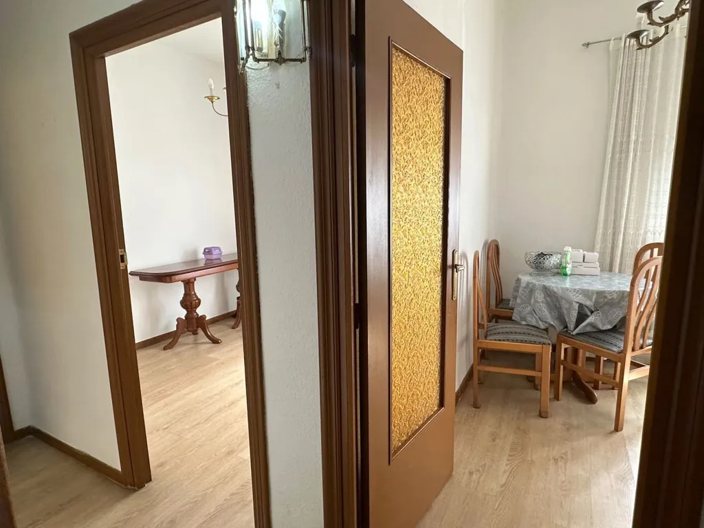 Esik - 2-Bedroom Flat with High Ceilings in Adelfas