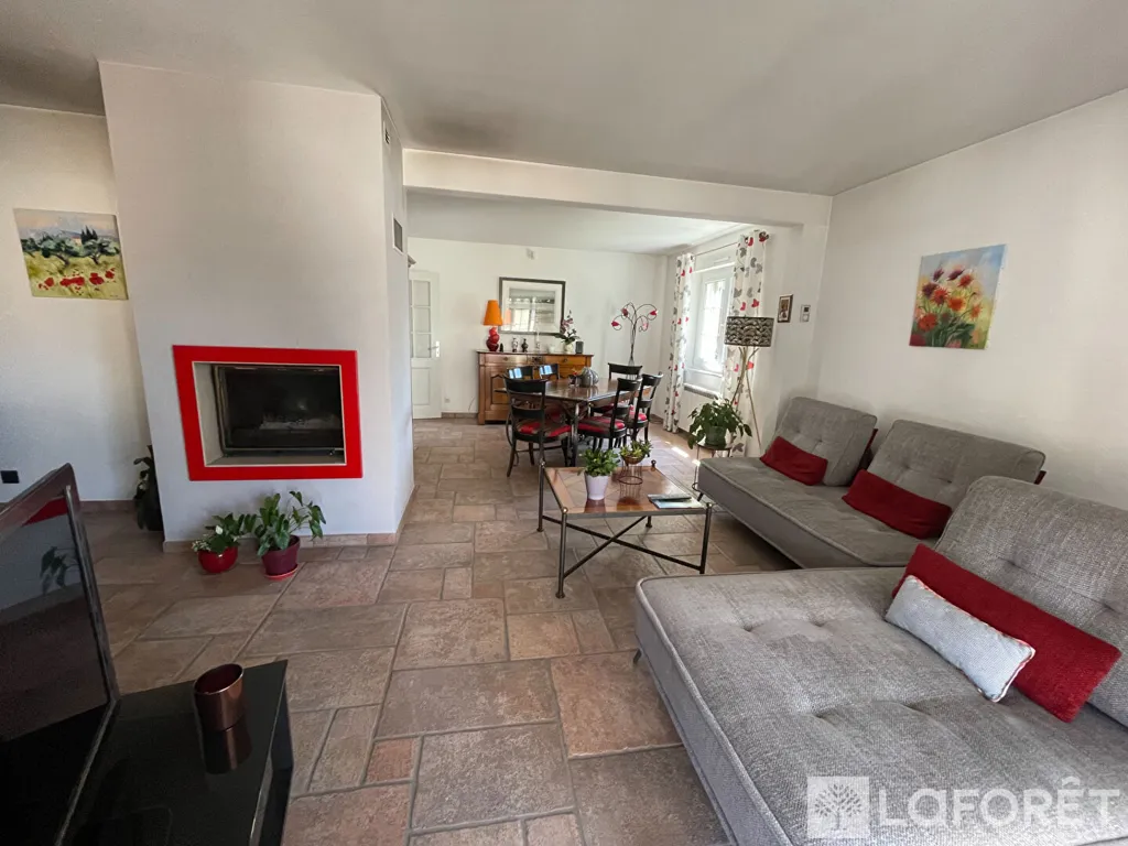 Living Room - Well-Maintained House with Garden in Mandeure