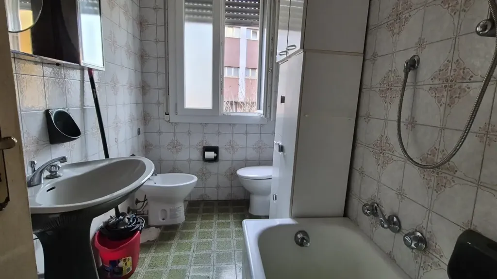 Salles de bain - Trilocale with Garage in Modena's Buon Pastore