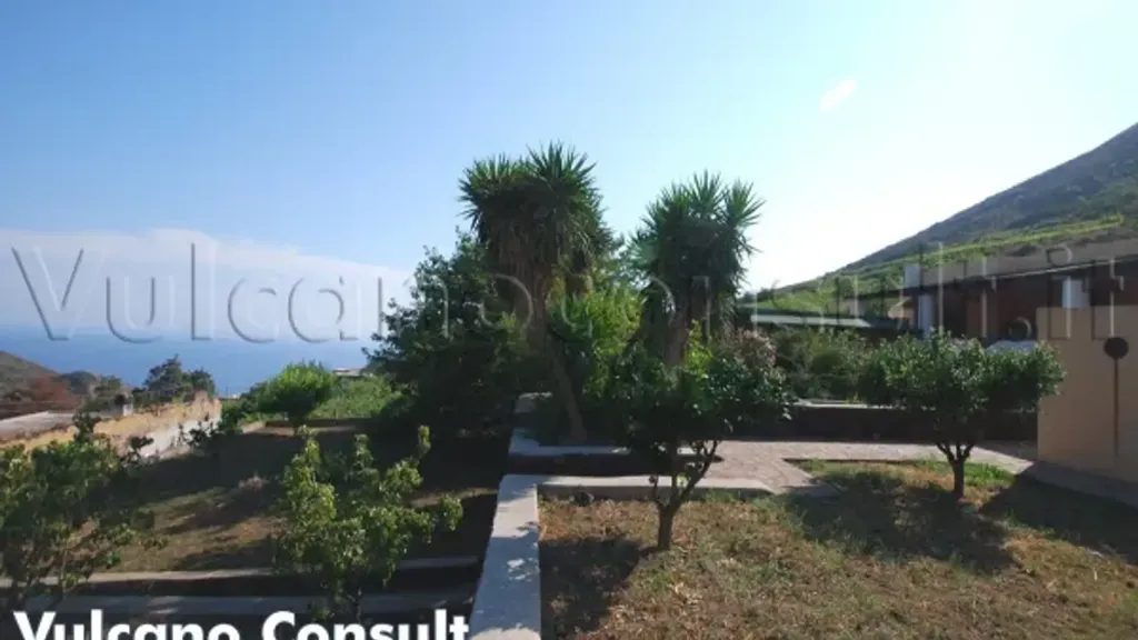 Giardino - Traditional Eolian Villa with Garden in Leni