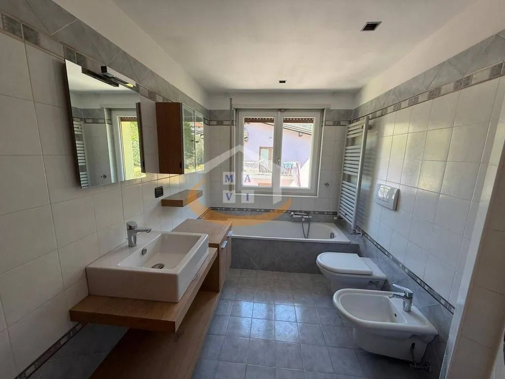 Salles de bain - Luxury Penthouse with Lake View in Nago-Torbole