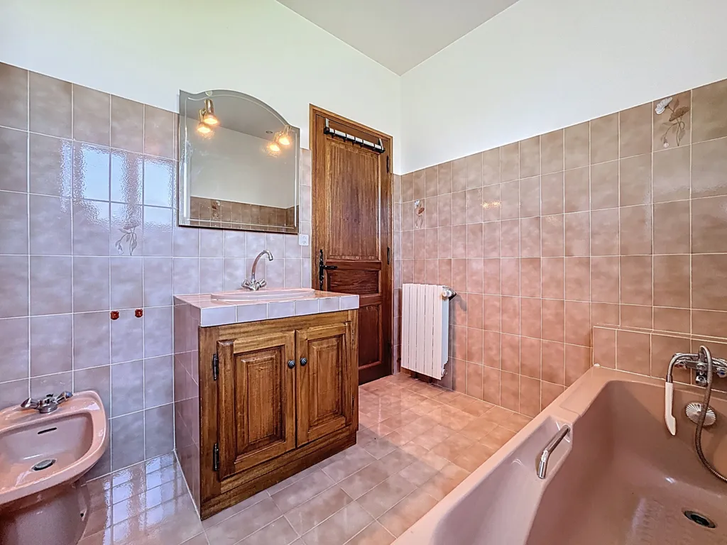 Salles de bain - Maison de Plain-Pied avec Terrain Piscinable à Solaro