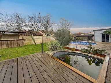 Bassein - Five-Bedroom House with Garage in Menton