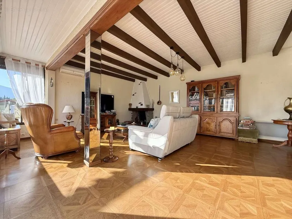 Living Room - Four-Face House with Mountain View in Rodès