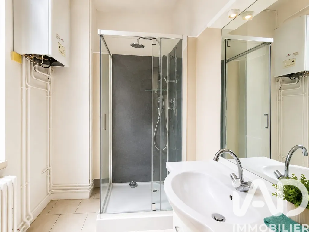 Bathrooms - Charming Apartment with Terrace in Romans Centre