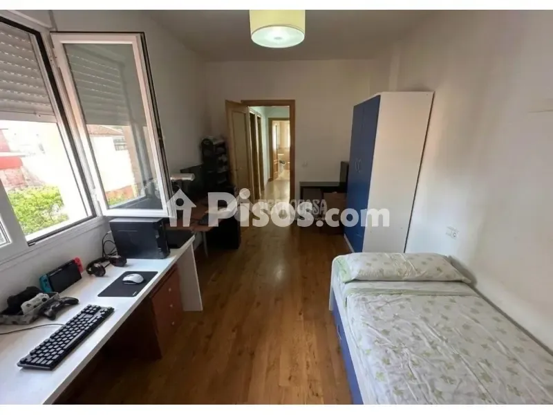 Bedrooms - Twin-Storey House with Private Garage in Mengíbar