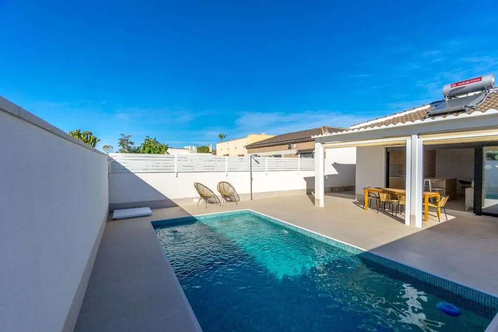 Piscina - Luxury Villa with Pool in El Chaparral, Torrevieja