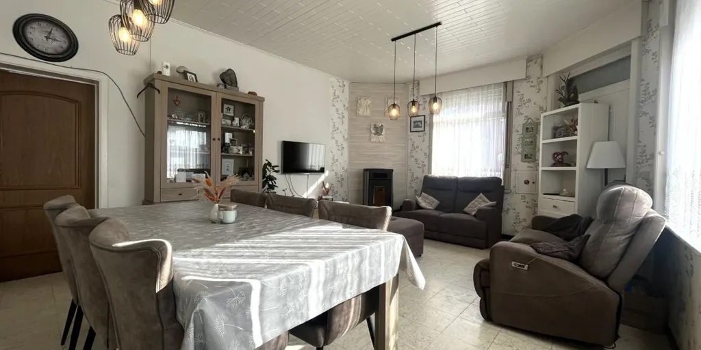 Salle à manger - Vaste Hoekwoning avec Terrasse et Jardin à Passendale