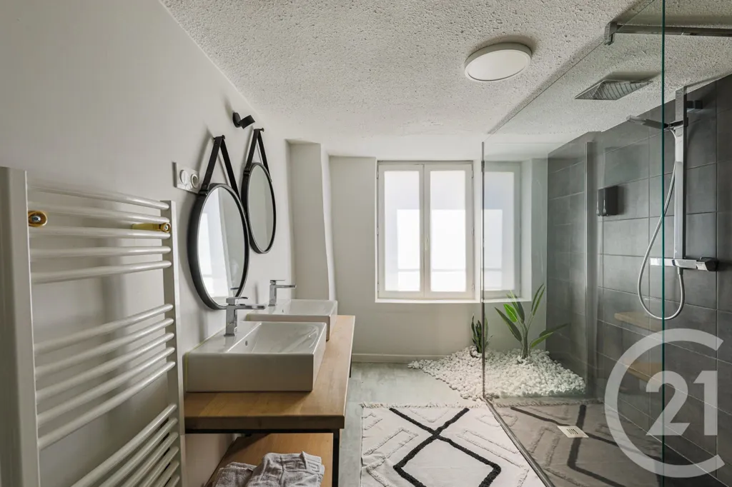 Salles de bain - Maison Rénovée avec Jardin à Moirans