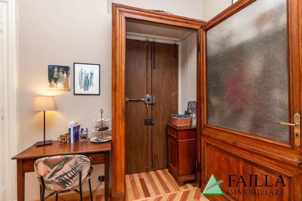 Esik - Restored Apartment with Balcony in Turin