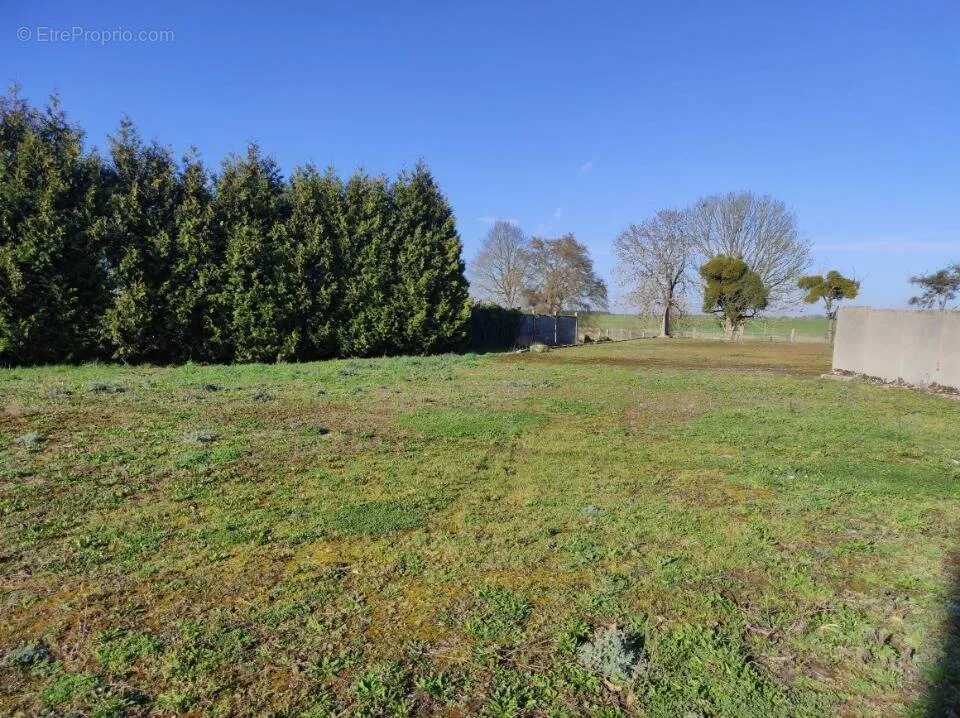 Aed - Buildable Plot with Garden in Magny-En-Vexin
